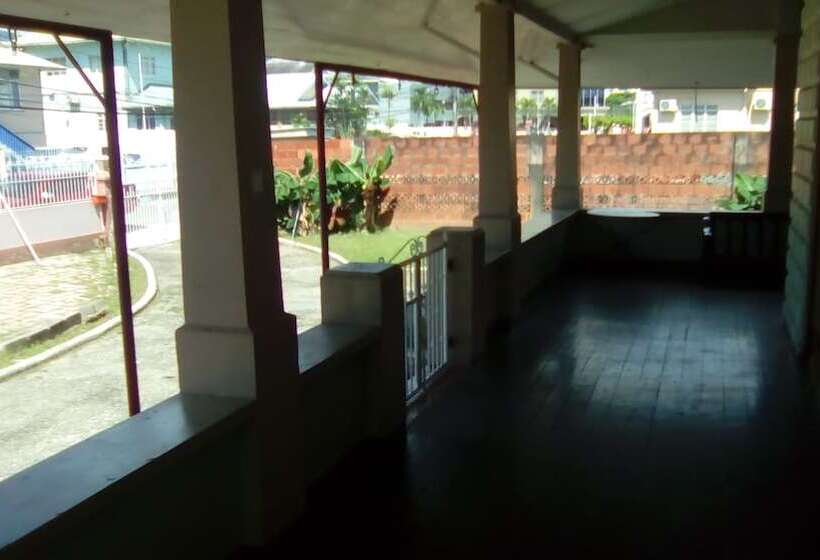 هتل Robert's Guesthouse