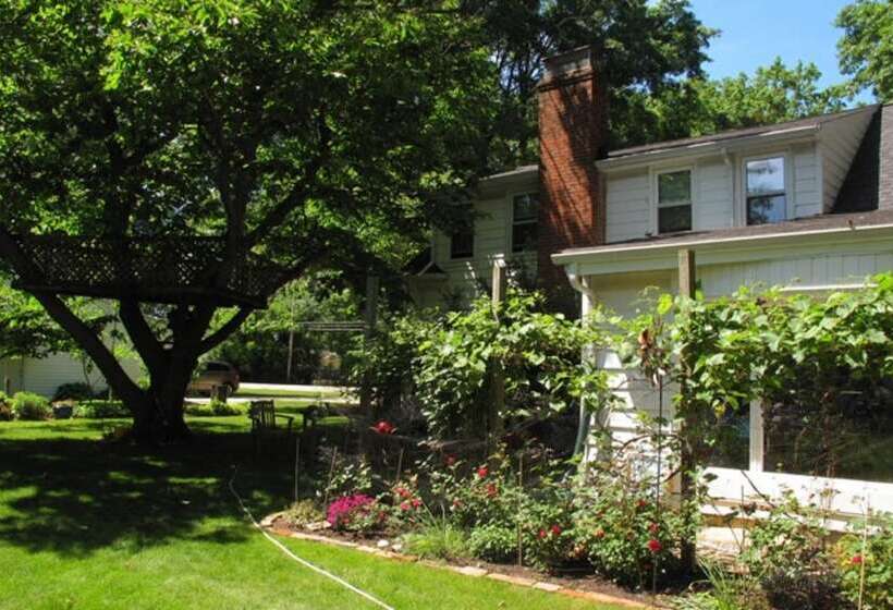 호텔 The Birdhouse Bed & Breakfast