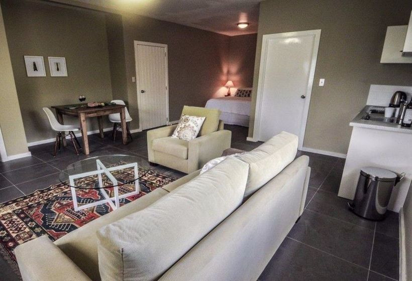 هتل Villa Apartments Westside