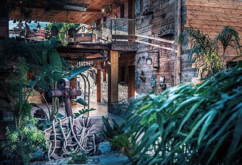 هتل Pirates World