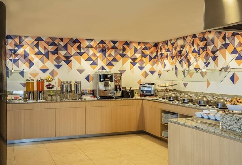 Отель Fiesta Inn Express Queretaro Constituyentes