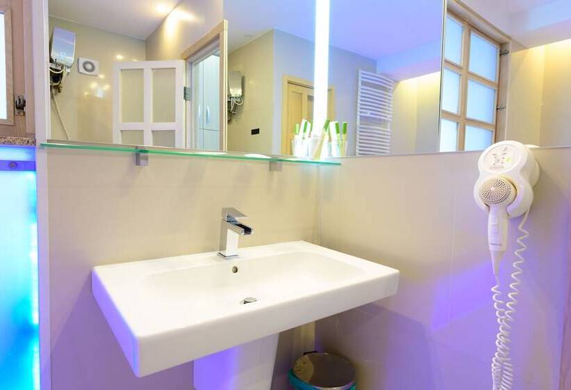 هتل Christina Plus