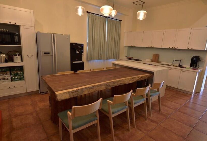 تختخواب و صبحانه Orange Castle