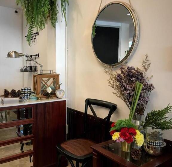 Bloom Boutique Hotel & Cafe
