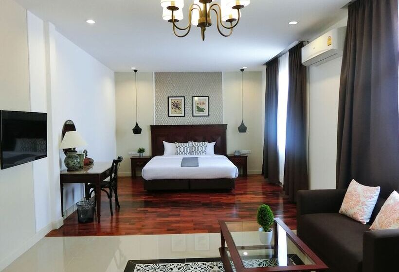 Bloom Boutique Hotel & Cafe