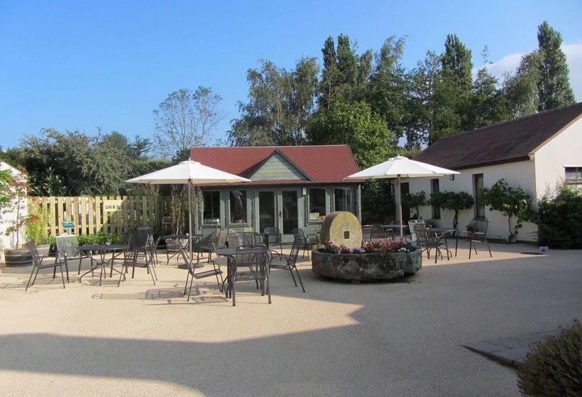 فندق Three Choirs Vineyards