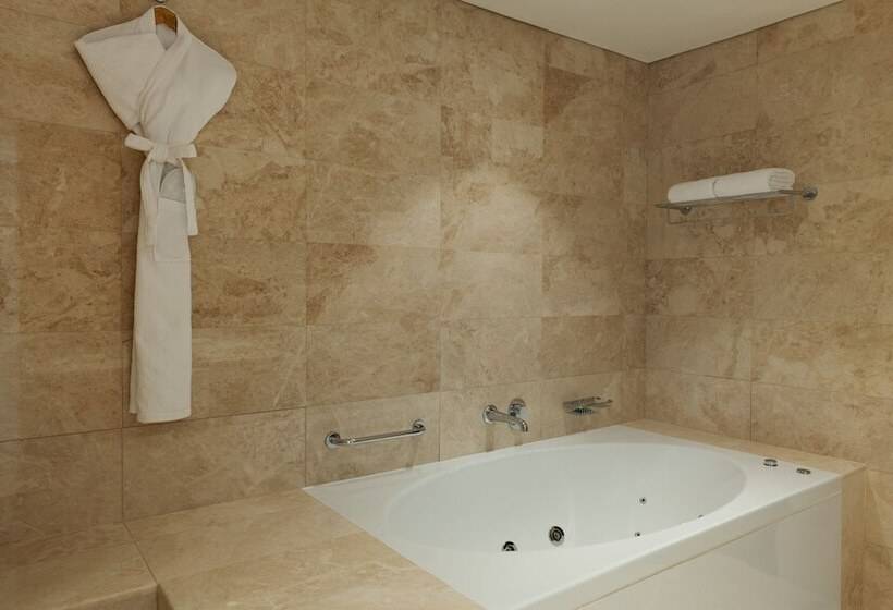 Отель Four Points By Sheraton Production City, Dubai