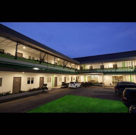 هتل Three Eight Front One Boutique Batu Malang
