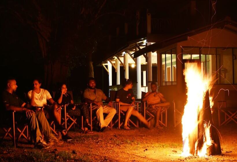 ユースホステル Funky Leopard Safari Lodge Bordering Yala National Park