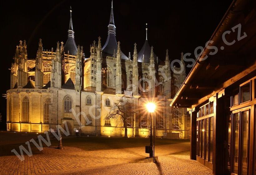 هتل House Of Roses