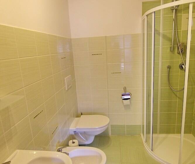 هتل House Of Roses