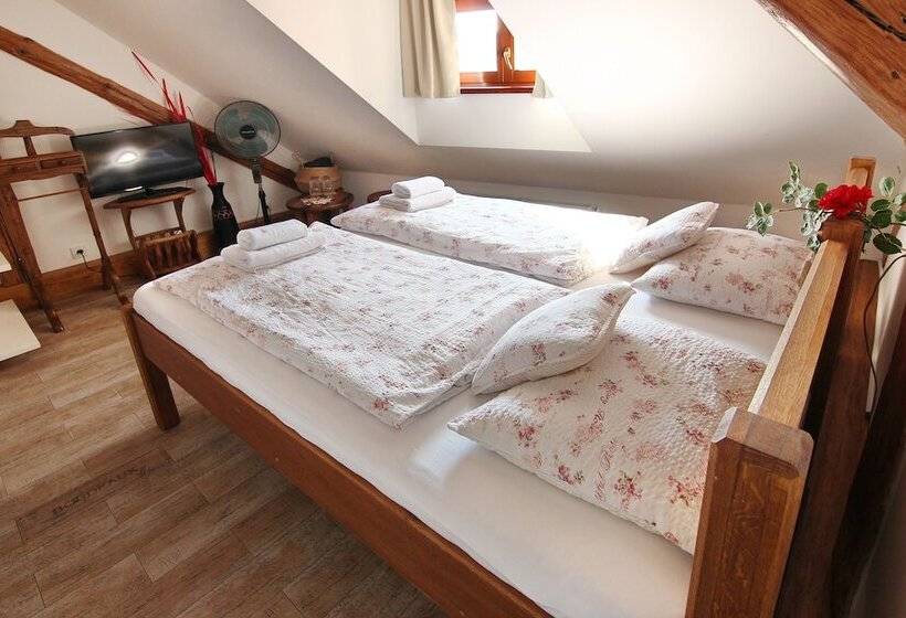 هتل House Of Roses