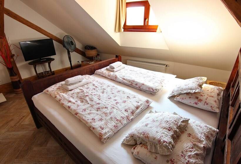 هتل House Of Roses