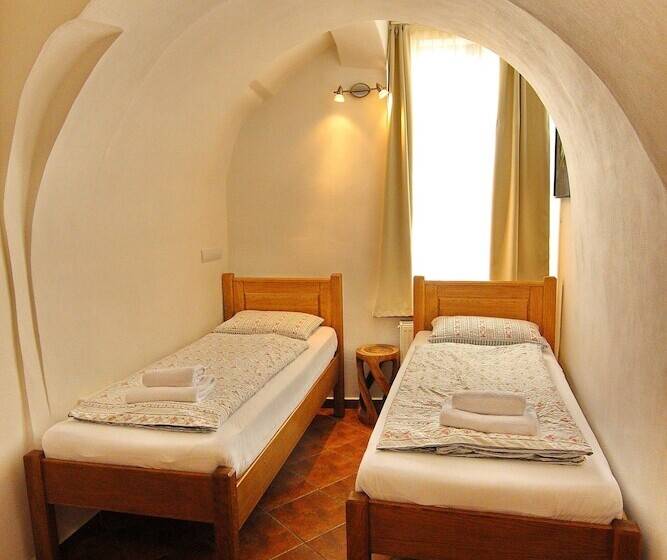 هتل House Of Roses