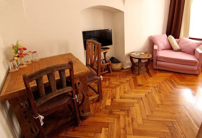 هتل House Of Roses