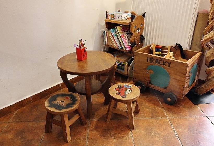 هتل House Of Roses