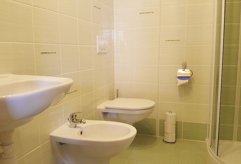 هتل House Of Roses