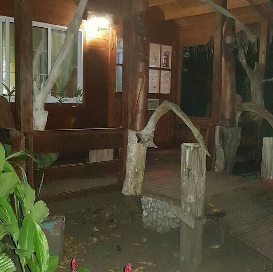 هتل Vanuatu Secret Garden Resort