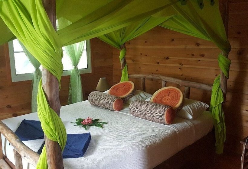 هتل Vanuatu Secret Garden Resort