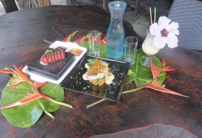 هتل Vanuatu Secret Garden Resort