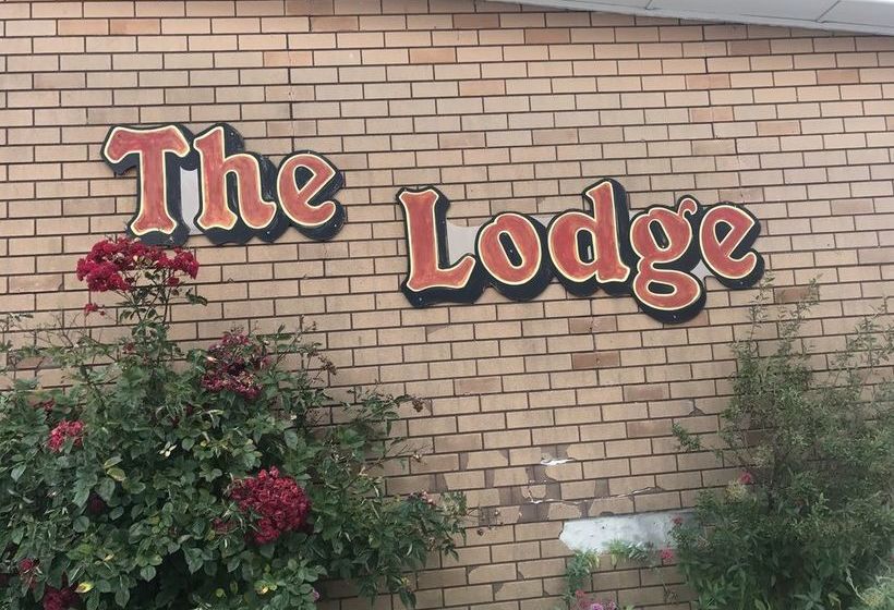 فندق على الطريق Snowy Mountains Motor Inn