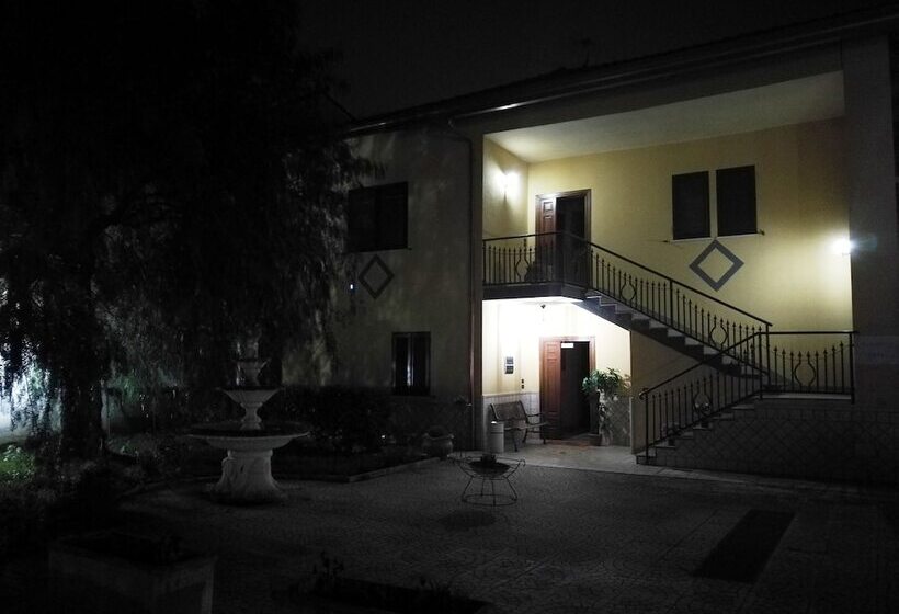 تختخواب و صبحانه Garden Inn