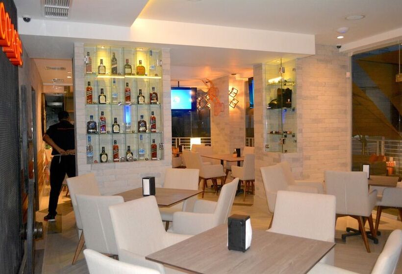 ホテル Ducassi Suites Rooftop Pool Beach Club & Spa