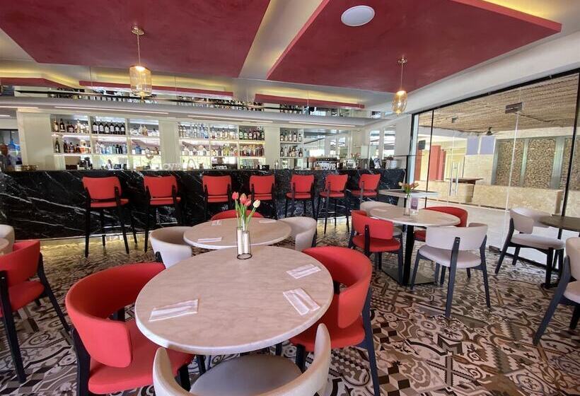 ホテル Ducassi Suites Rooftop Pool Beach Club & Spa
