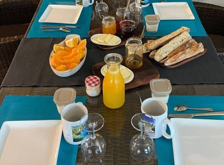 پانسیون Poé Côté Lagon Beach Bungalows