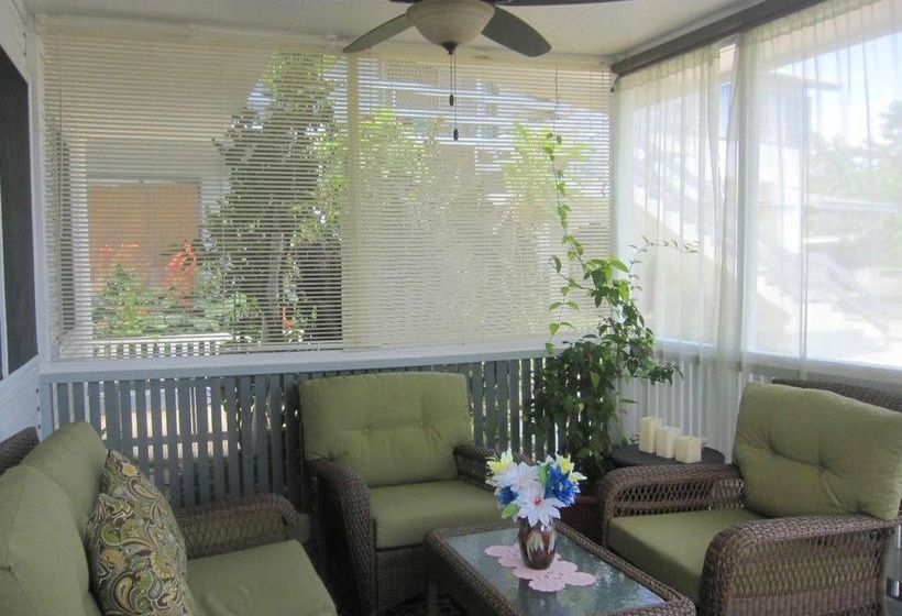 Captain Cook Apartments