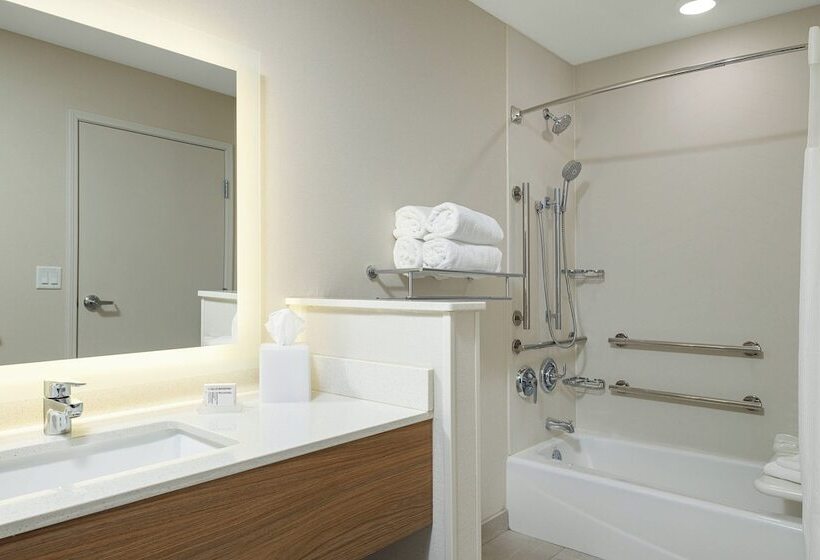 هتل Fairfield Inn & Suites By Marriott Salina