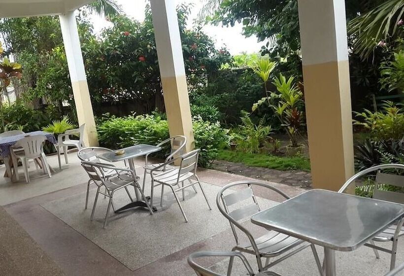 פנסיון Almond Tree Guest House