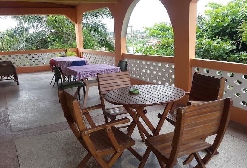 פנסיון Almond Tree Guest House