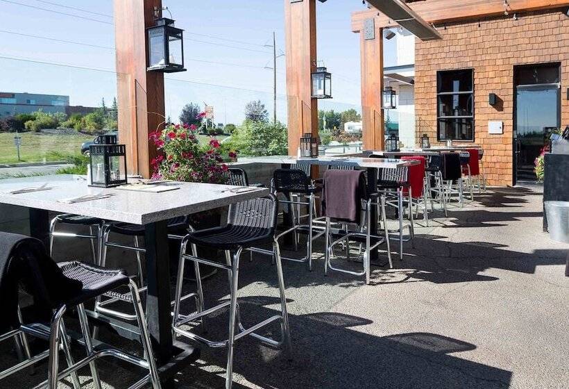 בית מלון כפרי Sandman Signature Calgary Airport