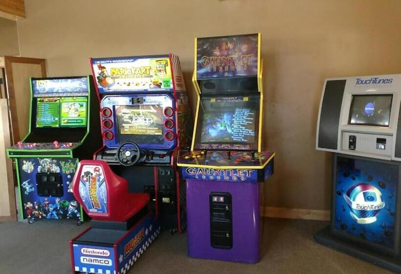 ホテル Getaways At Olympic Village Inn