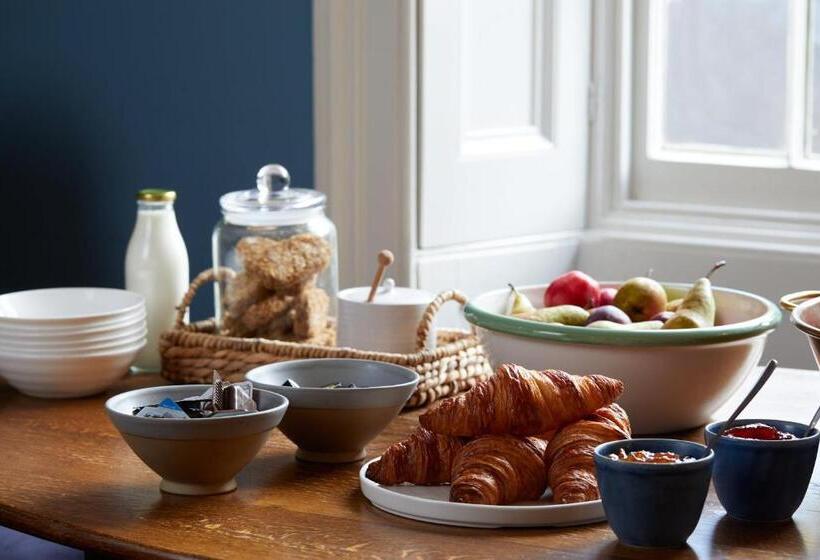 ユースホステル The Queens Arms