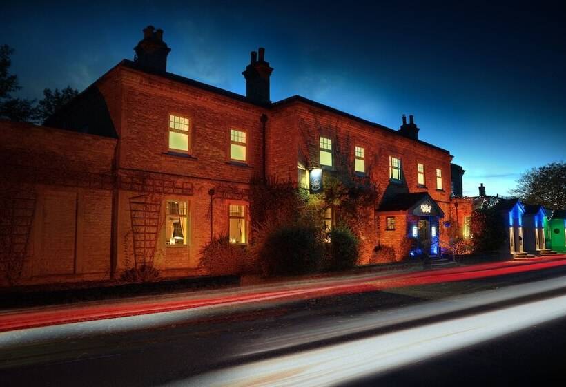 הוסטל The Walnut Tree Inn