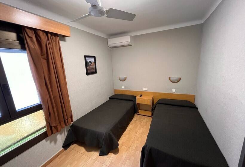 پانسیون Hostal Tarres