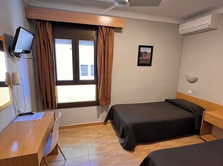 پانسیون Hostal Tarres