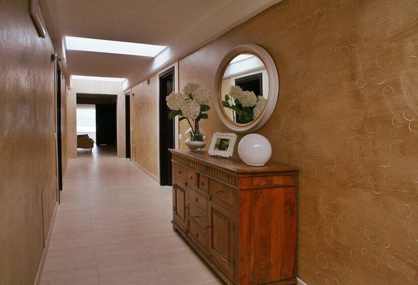 Recostano Residence