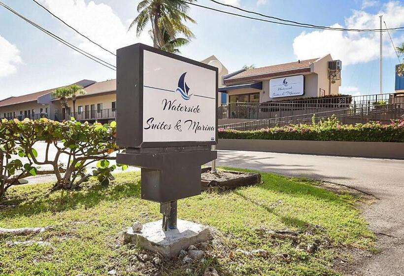 הוסטל Waterside Suites And Marina