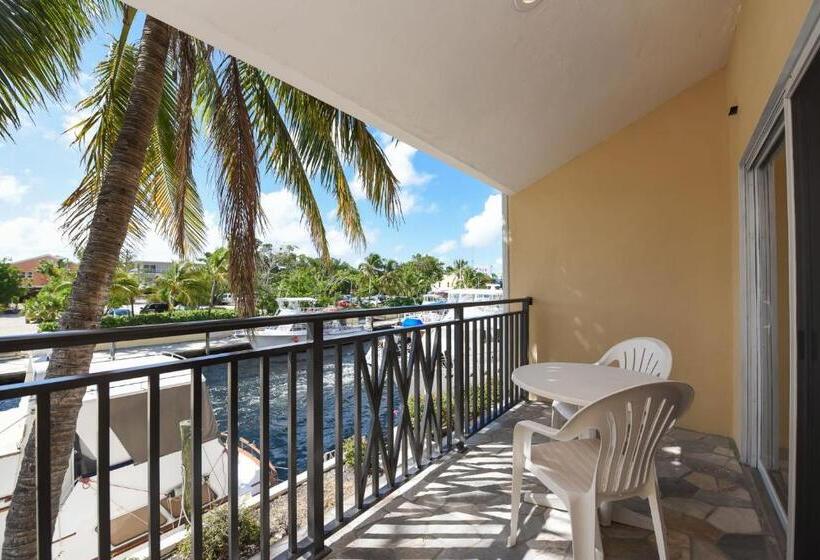 הוסטל Waterside Suites And Marina