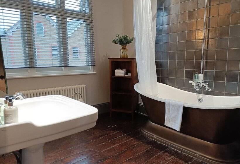 پانسیون The Linden Stansted