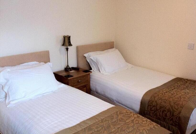 הוסטל Churchills Inn & Rooms