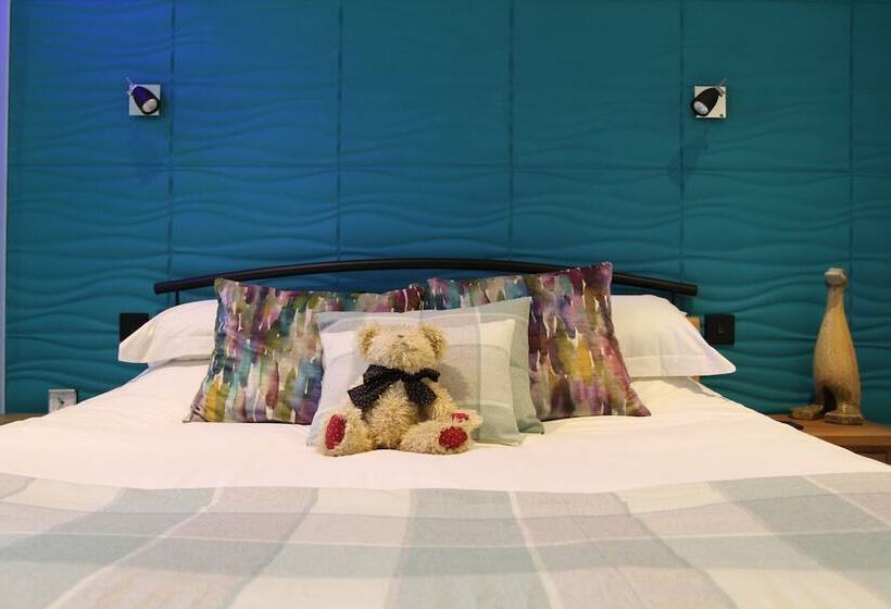 بنسيون The Salty Monk Bed & Breakfast