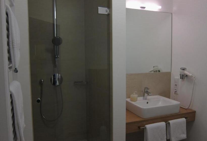 ペンション Ernst Clüsserath Weingut & Weinhotelchen