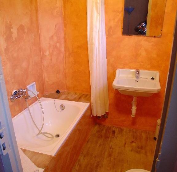 膳宿费 Hostal Adarnius