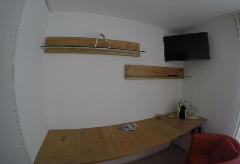 ペンション Ustria / Pensiun Trutg