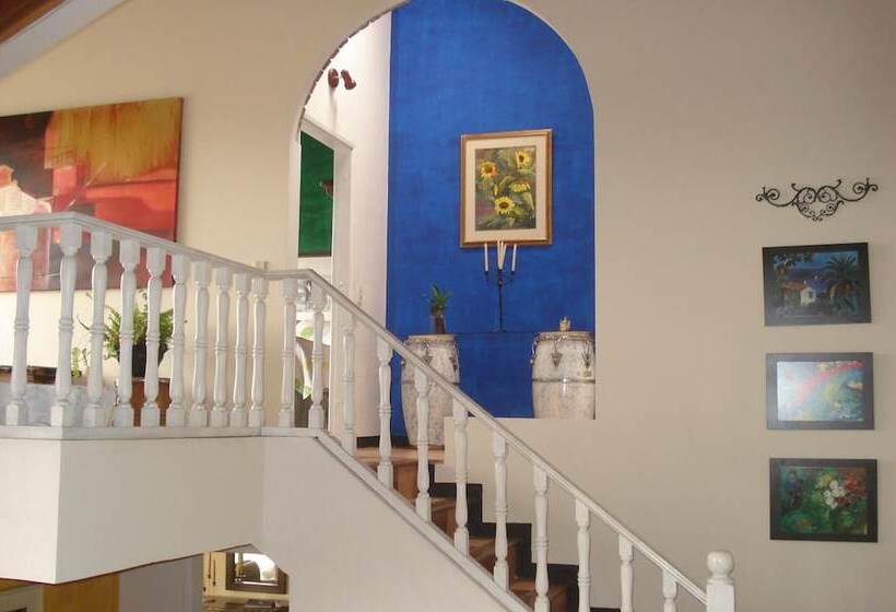 هاستل Miravalle Suites