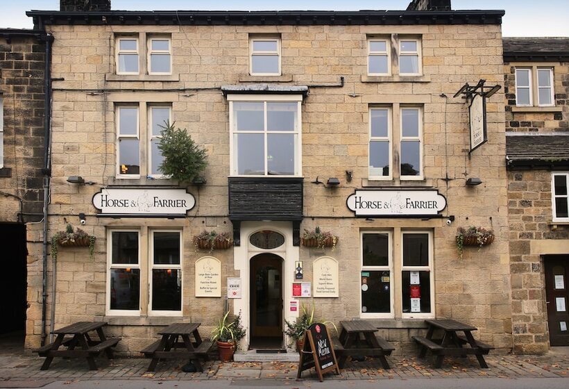 هاستل The Horse & Farrier